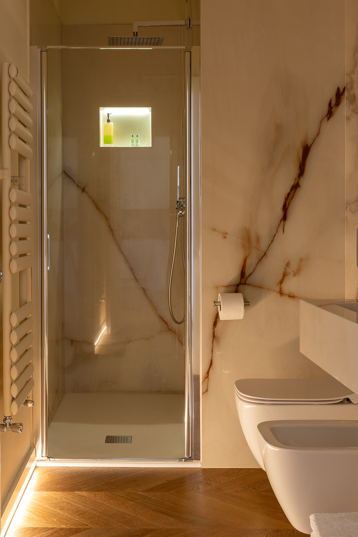 Twins Luxury 2 Bedroom Apartment - Image 4